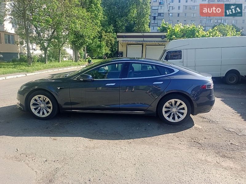 Фото Tesla Model S з оголошення AUTO.RIA