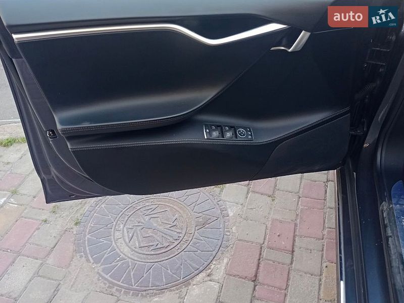Фото Tesla Model S з оголошення AUTO.RIA