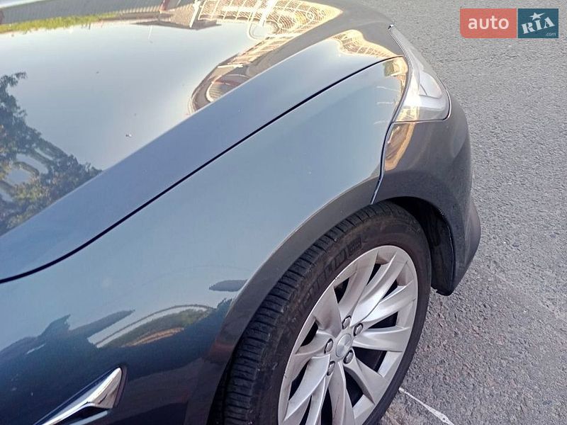 Фото Tesla Model S з оголошення AUTO.RIA