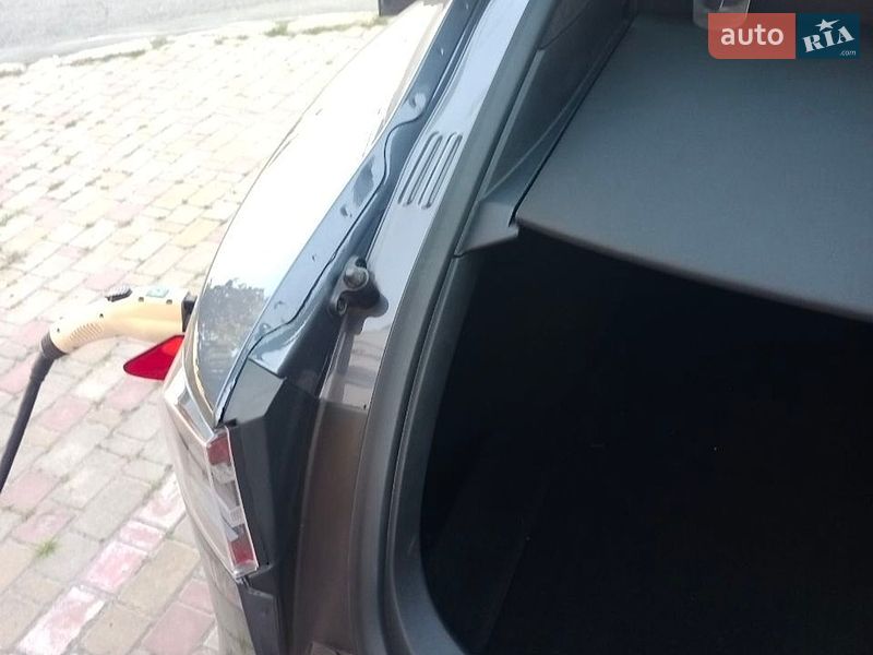 Фото Tesla Model S з оголошення AUTO.RIA