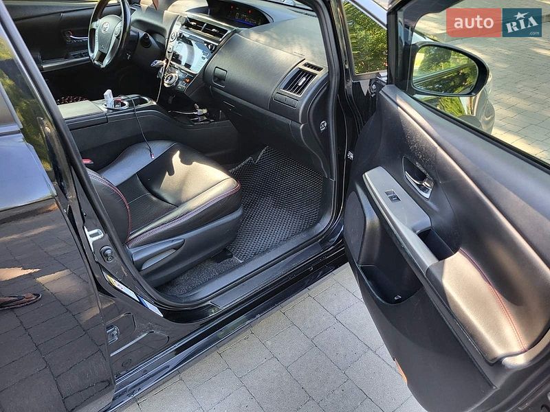 Фото Toyota Prius v з оголошення AUTO.RIA