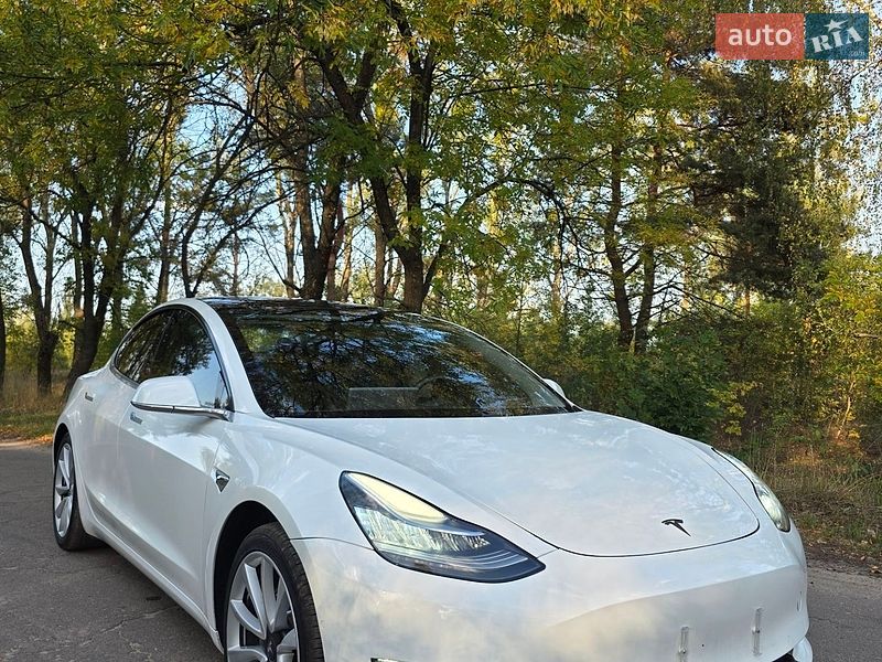 Фото Tesla Model 3 з оголошення AUTO.RIA
