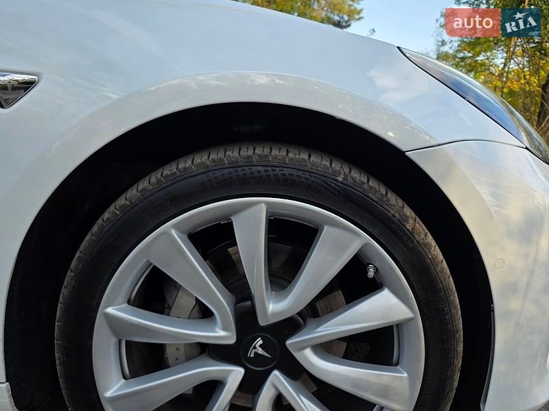 Фото Tesla Model 3 з оголошення AUTO.RIA