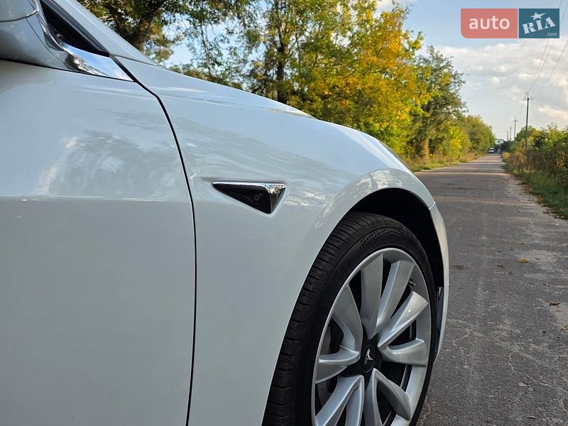 Фото Tesla Model 3 з оголошення AUTO.RIA