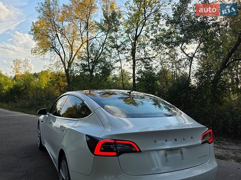 Фото Tesla Model 3 з оголошення AUTO.RIA