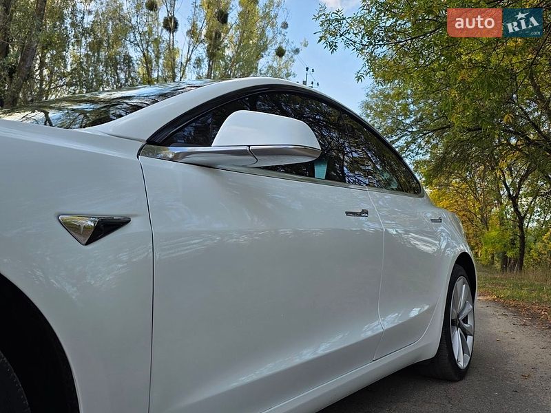 Фото Tesla Model 3 з оголошення AUTO.RIA