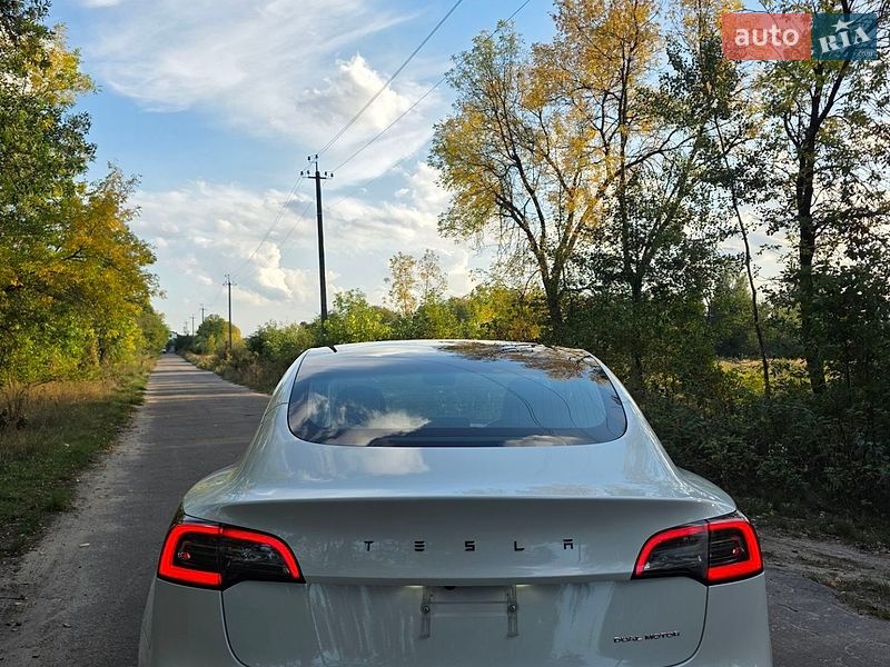 Фото Tesla Model 3 з оголошення AUTO.RIA