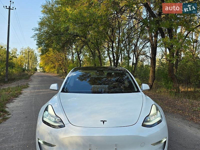 Фото Tesla Model 3 з оголошення AUTO.RIA