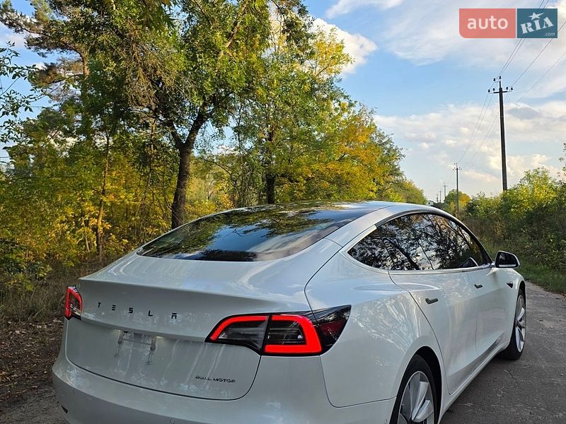 Фото Tesla Model 3 з оголошення AUTO.RIA