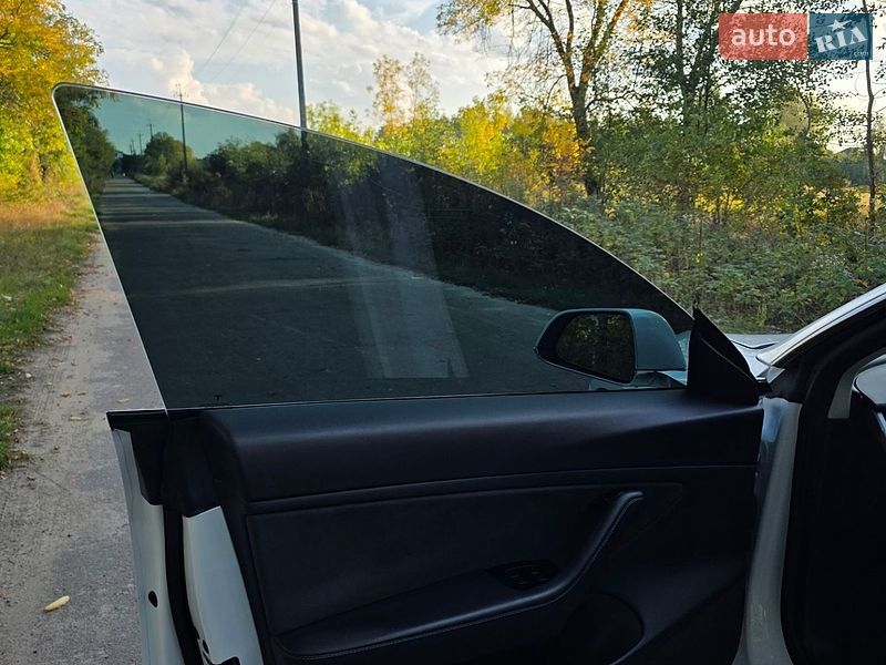 Фото Tesla Model 3 з оголошення AUTO.RIA