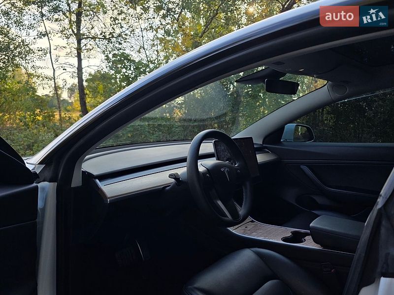 Фото Tesla Model 3 з оголошення AUTO.RIA