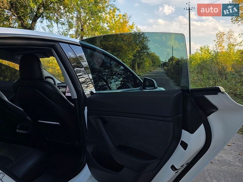 Фото Tesla Model 3 з оголошення AUTO.RIA