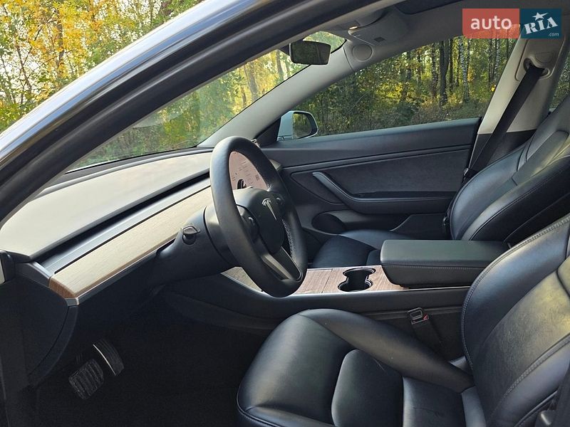 Фото Tesla Model 3 з оголошення AUTO.RIA