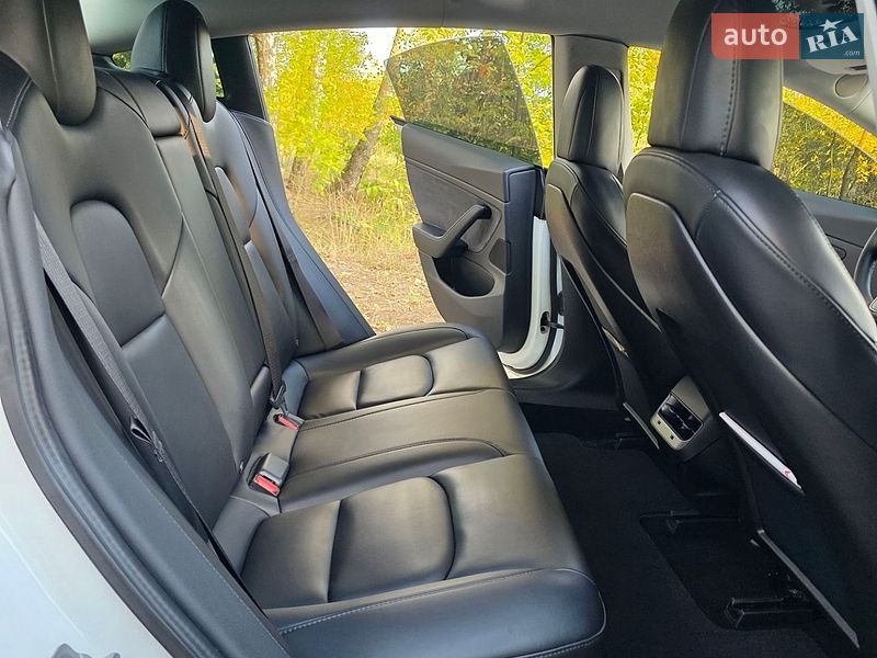 Фото Tesla Model 3 з оголошення AUTO.RIA