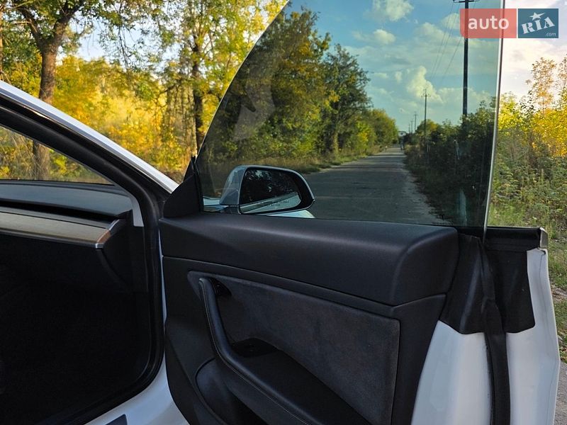 Фото Tesla Model 3 з оголошення AUTO.RIA