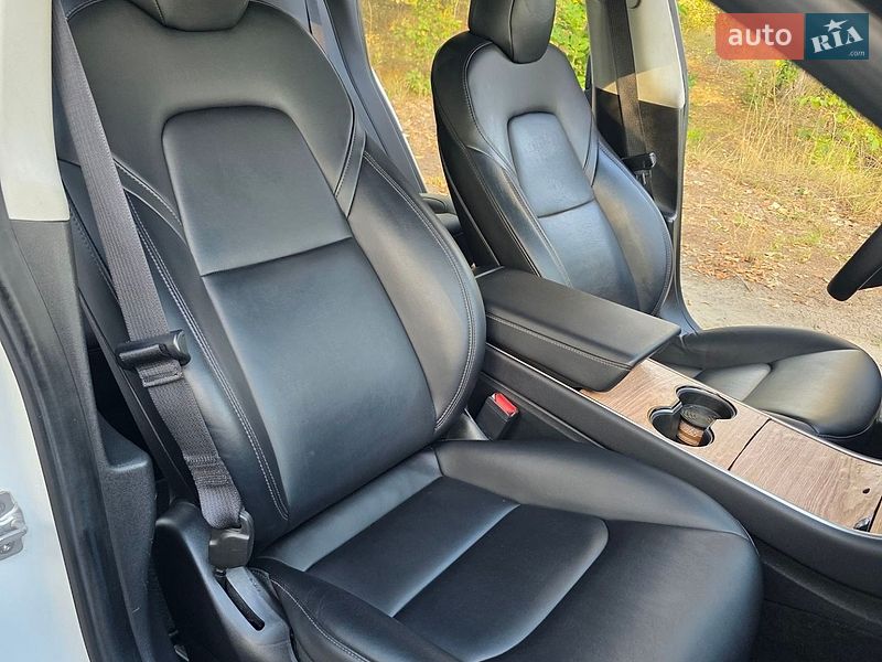 Фото Tesla Model 3 з оголошення AUTO.RIA
