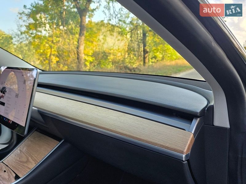 Фото Tesla Model 3 з оголошення AUTO.RIA