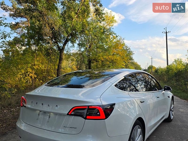 Фото Tesla Model 3 з оголошення AUTO.RIA