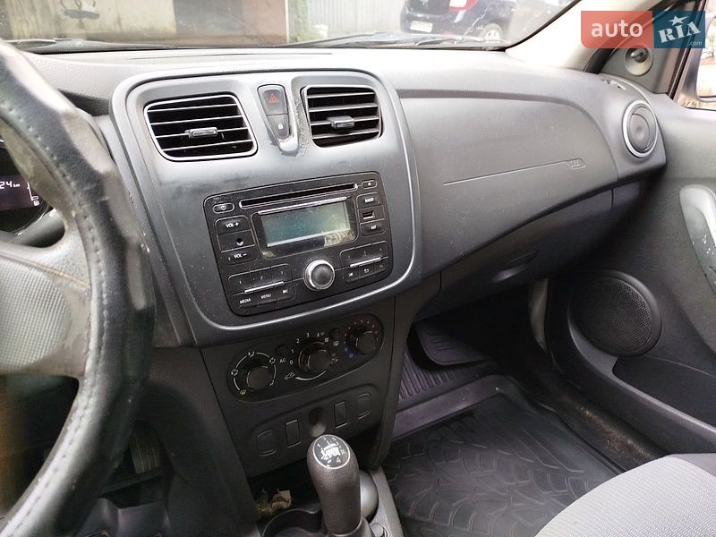 Фото Renault Logan з оголошення AUTO.RIA