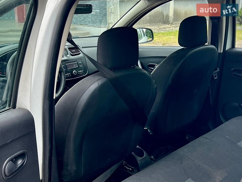 Фото Renault Logan з оголошення AUTO.RIA