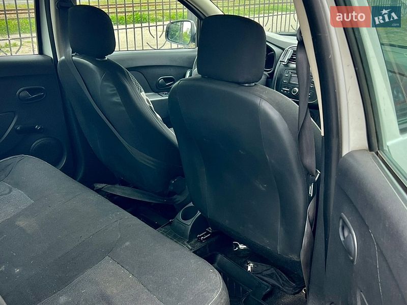 Фото Renault Logan з оголошення AUTO.RIA