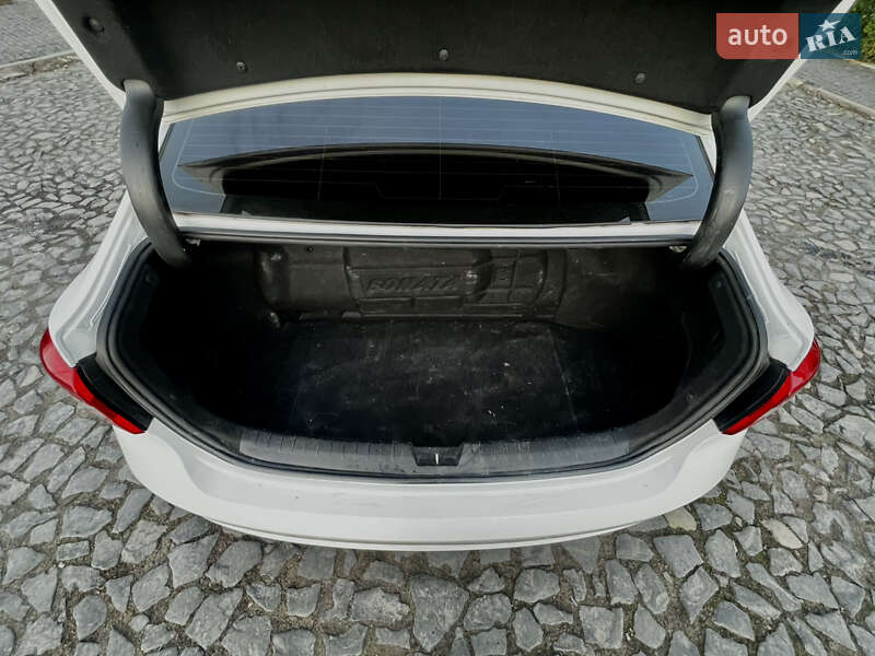 Фото Hyundai Sonata з оголошення AUTO.RIA