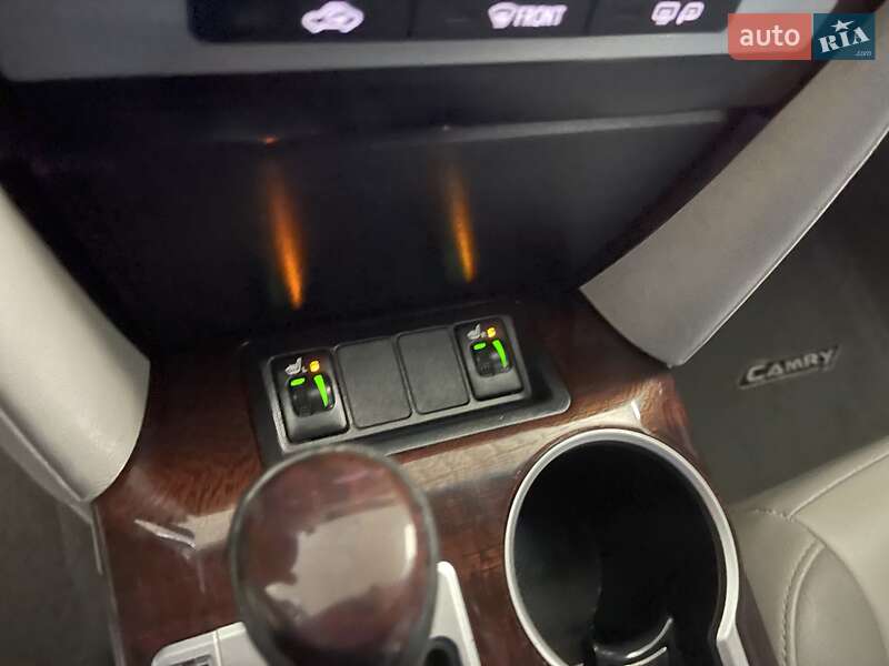 Фото Toyota Camry з оголошення AUTO.RIA