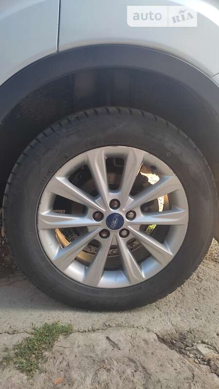 Фото Ford Kuga з оголошення AUTO.RIA