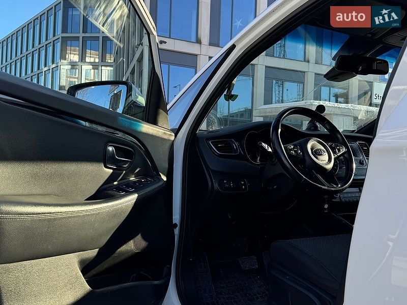 Фото Kia Carens з оголошення AUTO.RIA