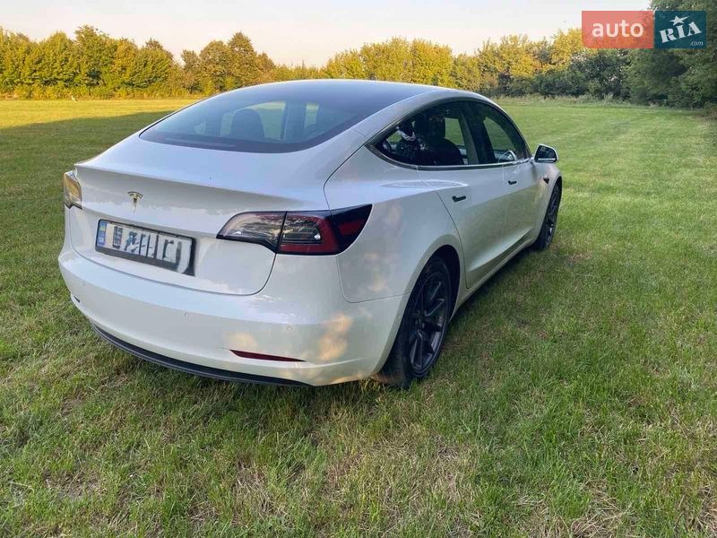 Фото Tesla Model 3 з оголошення AUTO.RIA