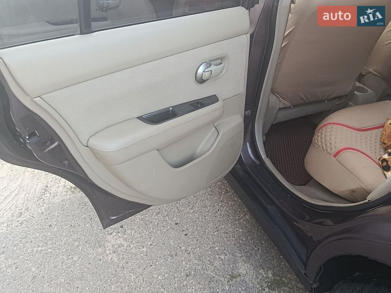 Фото Nissan TIIDA з оголошення AUTO.RIA