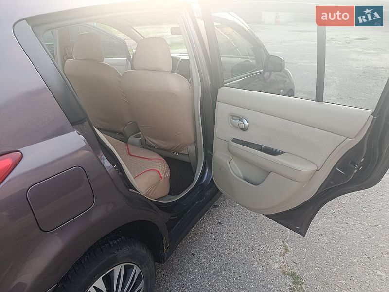 Фото Nissan TIIDA з оголошення AUTO.RIA