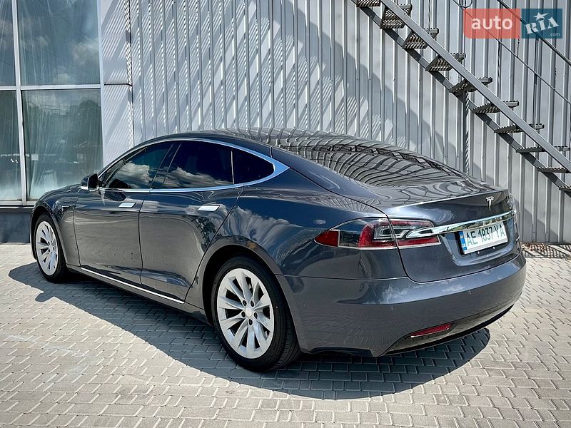 Фото Tesla Model S з оголошення AUTO.RIA