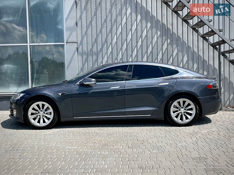 Фото Tesla Model S з оголошення AUTO.RIA