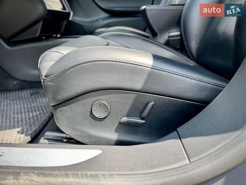 Фото Tesla Model S з оголошення AUTO.RIA