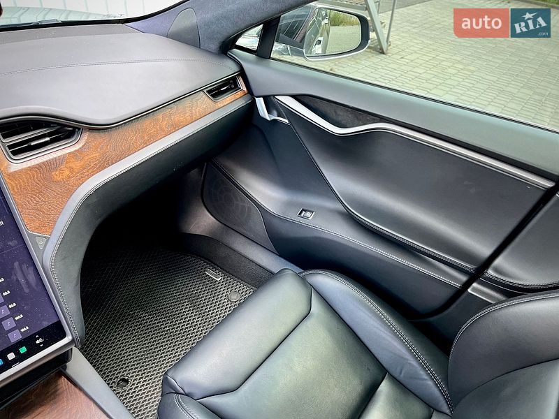 Фото Tesla Model S з оголошення AUTO.RIA