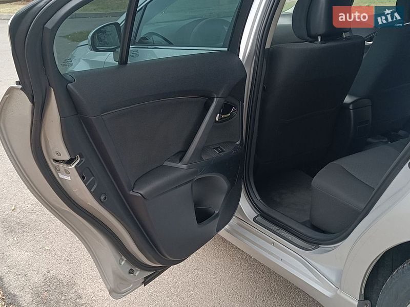 Фото Toyota Avensis з оголошення AUTO.RIA