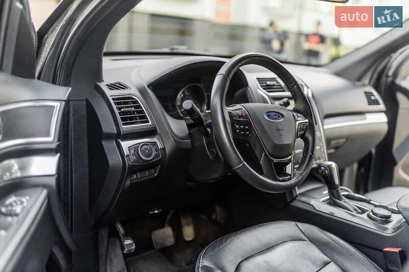 Фото Ford Explorer з оголошення AUTO.RIA