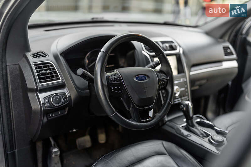 Фото Ford Explorer з оголошення AUTO.RIA