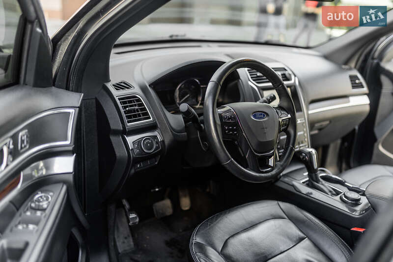 Фото Ford Explorer з оголошення AUTO.RIA