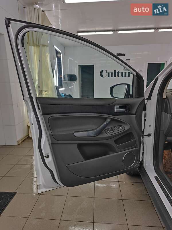 Фото Ford Kuga з оголошення AUTO.RIA