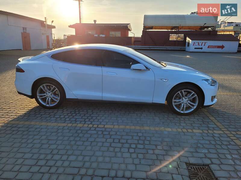 Фото Tesla Model S з оголошення AUTO.RIA