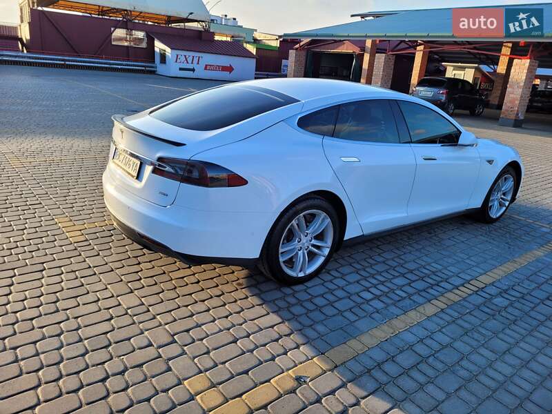 Фото Tesla Model S з оголошення AUTO.RIA