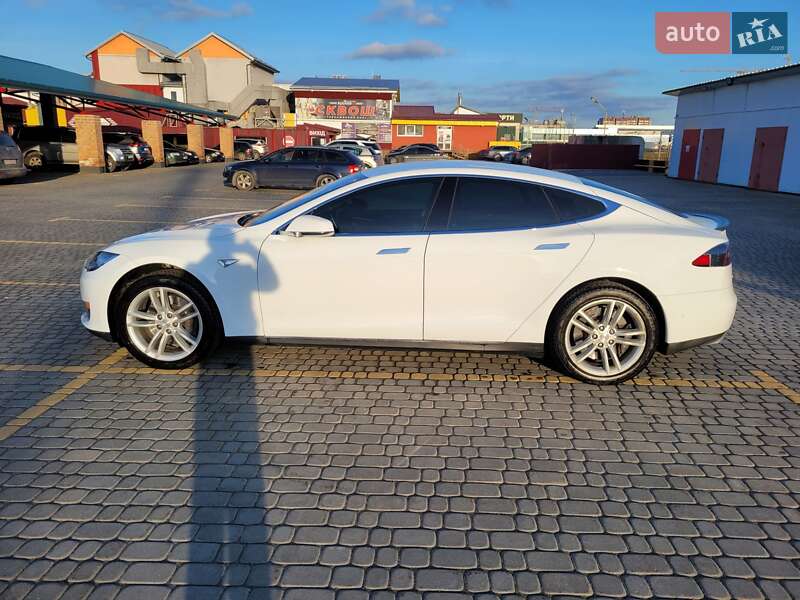 Фото Tesla Model S з оголошення AUTO.RIA