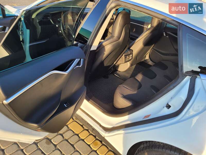Фото Tesla Model S з оголошення AUTO.RIA