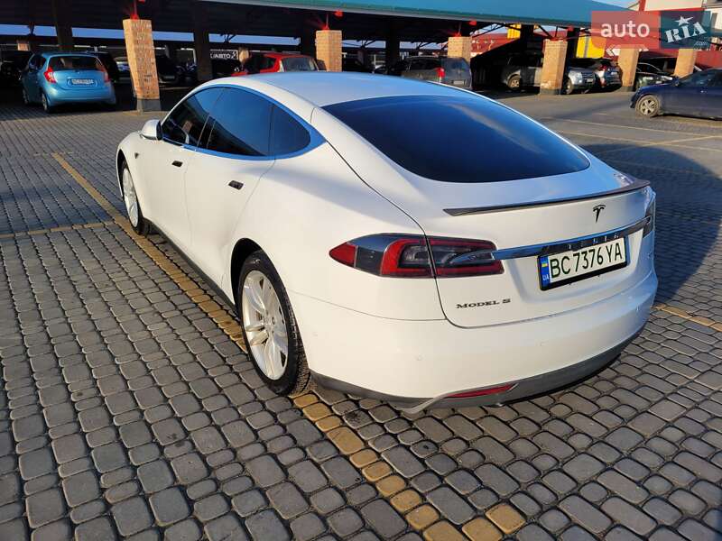 Фото Tesla Model S з оголошення AUTO.RIA