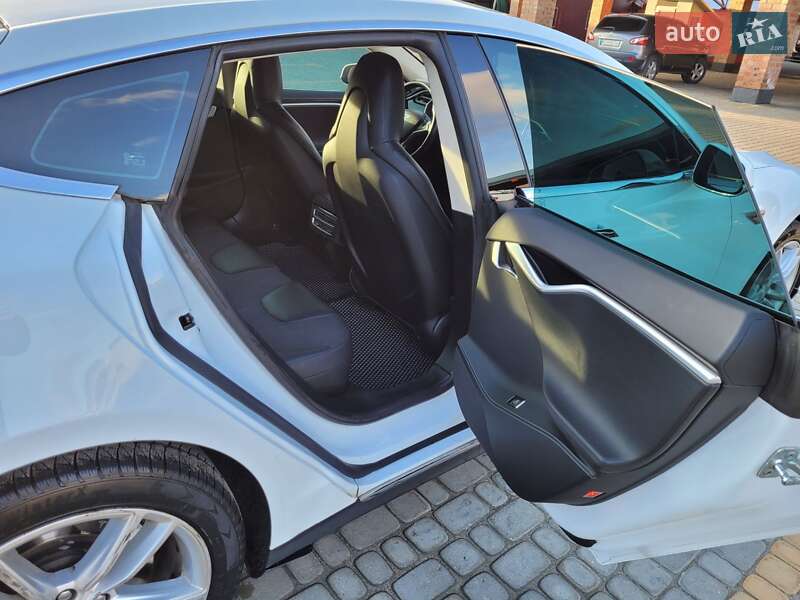 Фото Tesla Model S з оголошення AUTO.RIA