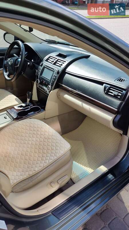 Фото Toyota Camry з оголошення AUTO.RIA