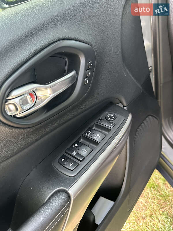 Фото Jeep Cherokee з оголошення AUTO.RIA