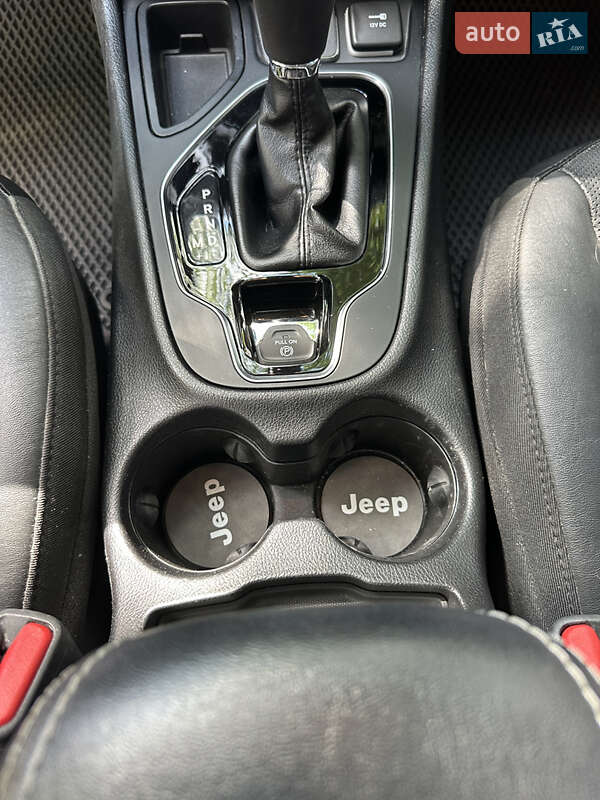 Фото Jeep Cherokee з оголошення AUTO.RIA